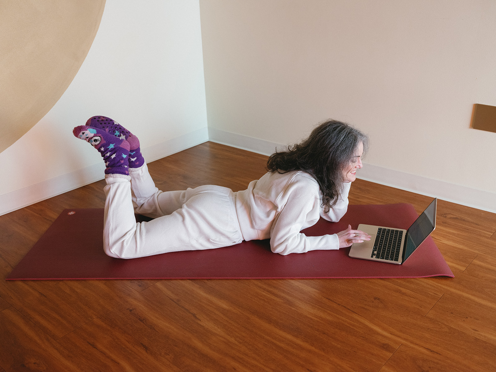 How to Teach Yoga Online (Without Losing Your Students’ Attention) Sage Rountree lies on her yoga mat in a bright studio, smiling as she types on an open laptop